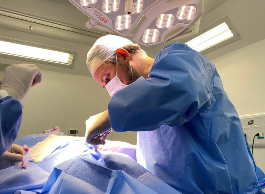 Dr. Raphael Peryassú em cirurgia para tratamento de câncer de pele